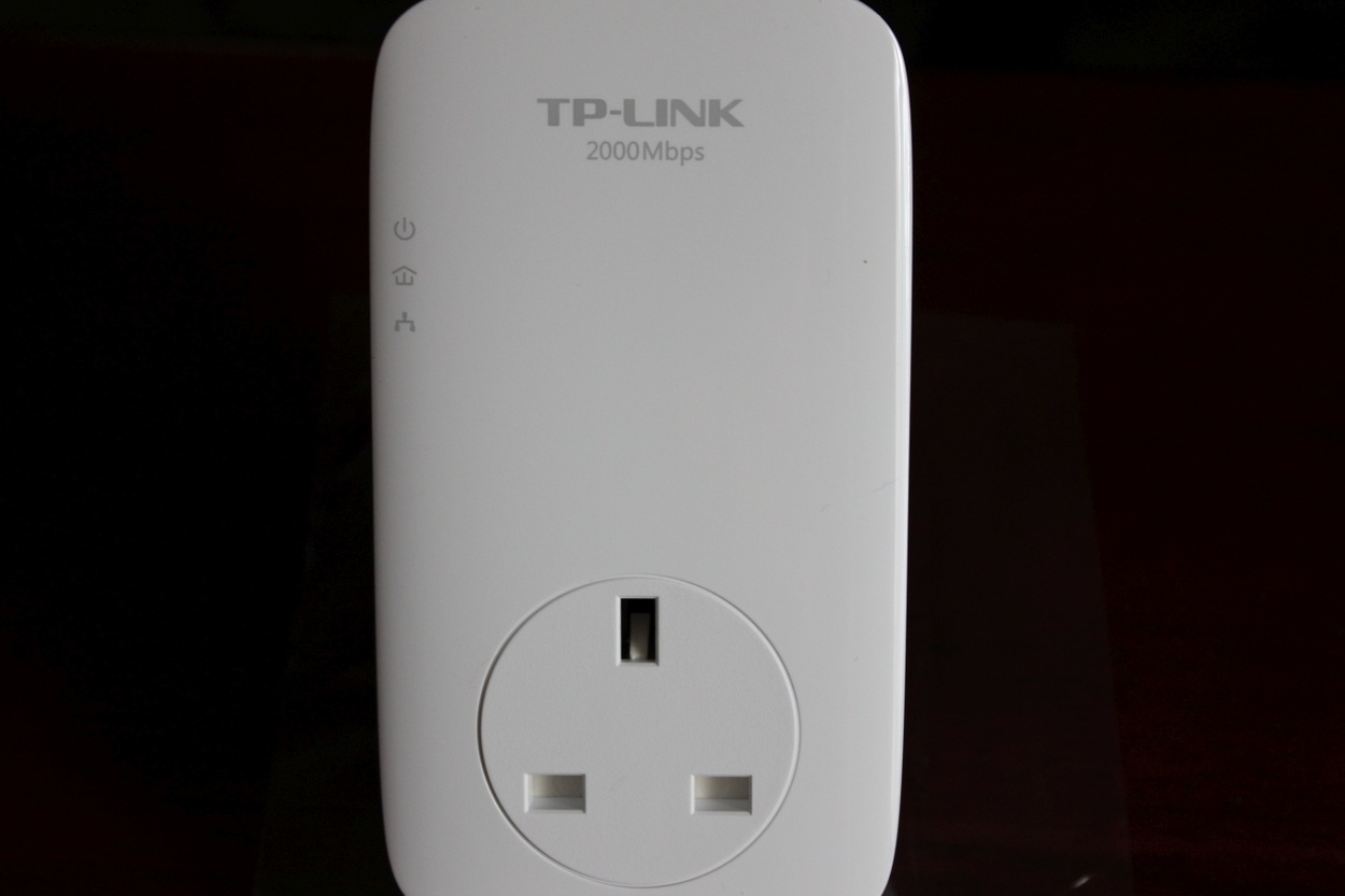 TP-Link AV2000 2-port Gigabit Passthrough Powerline Starter Kit