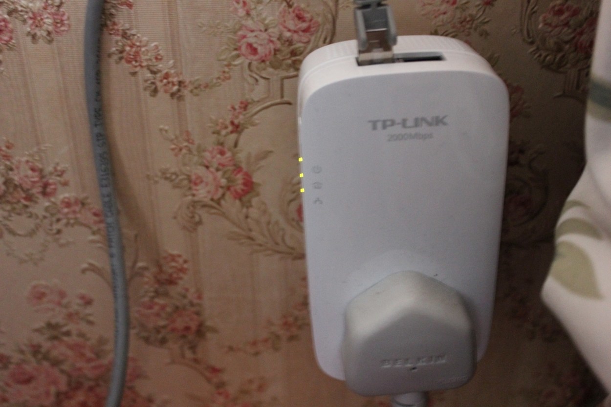 TP-Link AV2000 2-port Gigabit Passthrough Powerline Starter Kit