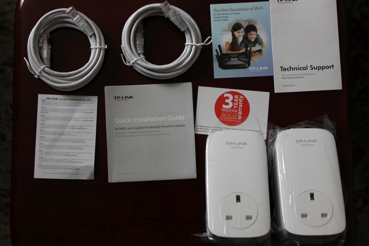 TP-Link AV2000 2-port Gigabit Passthrough Powerline Starter Kit